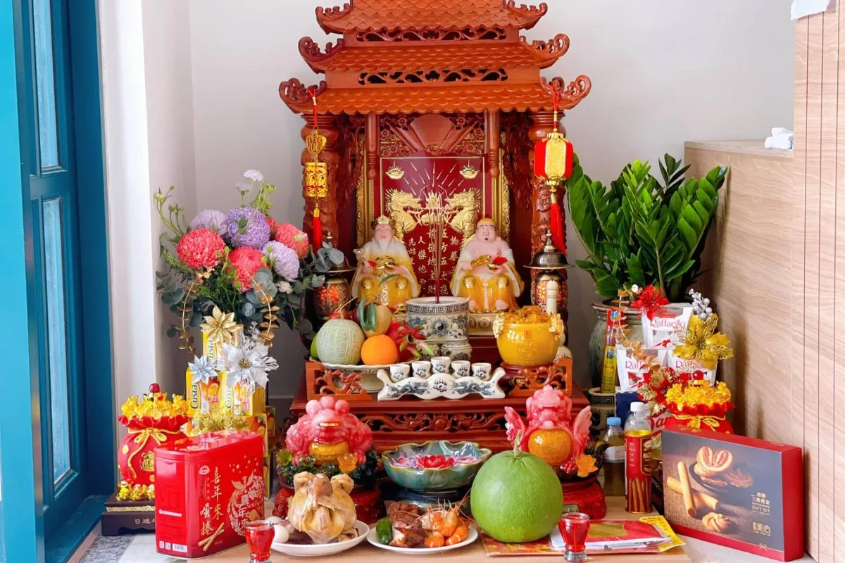 Hình ảnh bàn thờ Thần Tài Ông Địa được bày trí gọn gàng, thể hiện ý nghĩa phong thủy sâu sắc cho gia chủ.