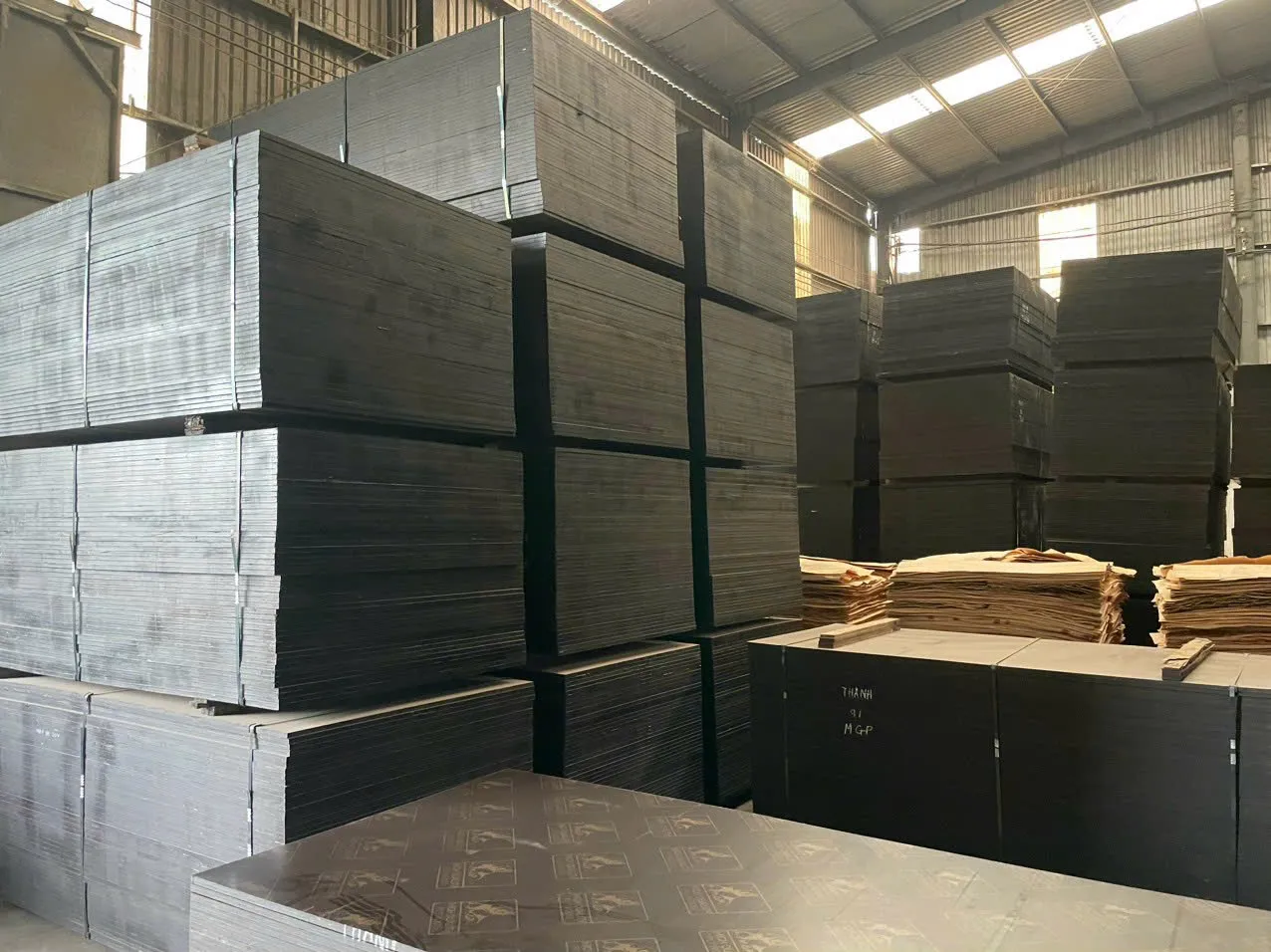 Ván ép phủ phim lưu kho sẵn sàng vận chuyển