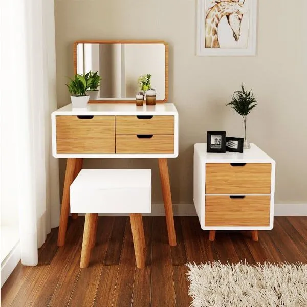 Góc trang điểm với bàn gỗ sồi màu sáng hoặc trắng, tạo không gian tươi sáng