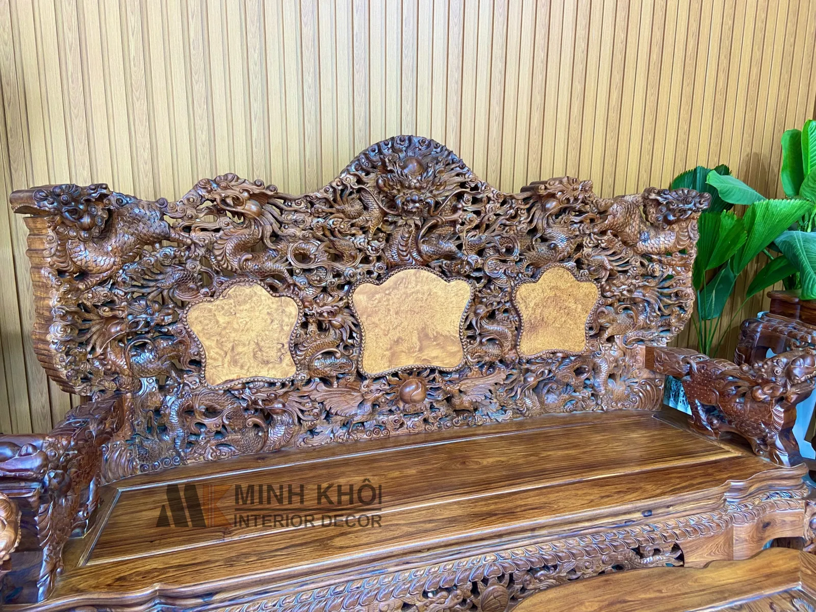 Chi tiết rồng chạm khắc trên bàn ghế gỗ Cẩm Lai Cửu Long