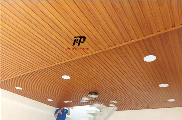 Ứng dụng tấm nhựa giả gỗ ốp tường trong nội thất