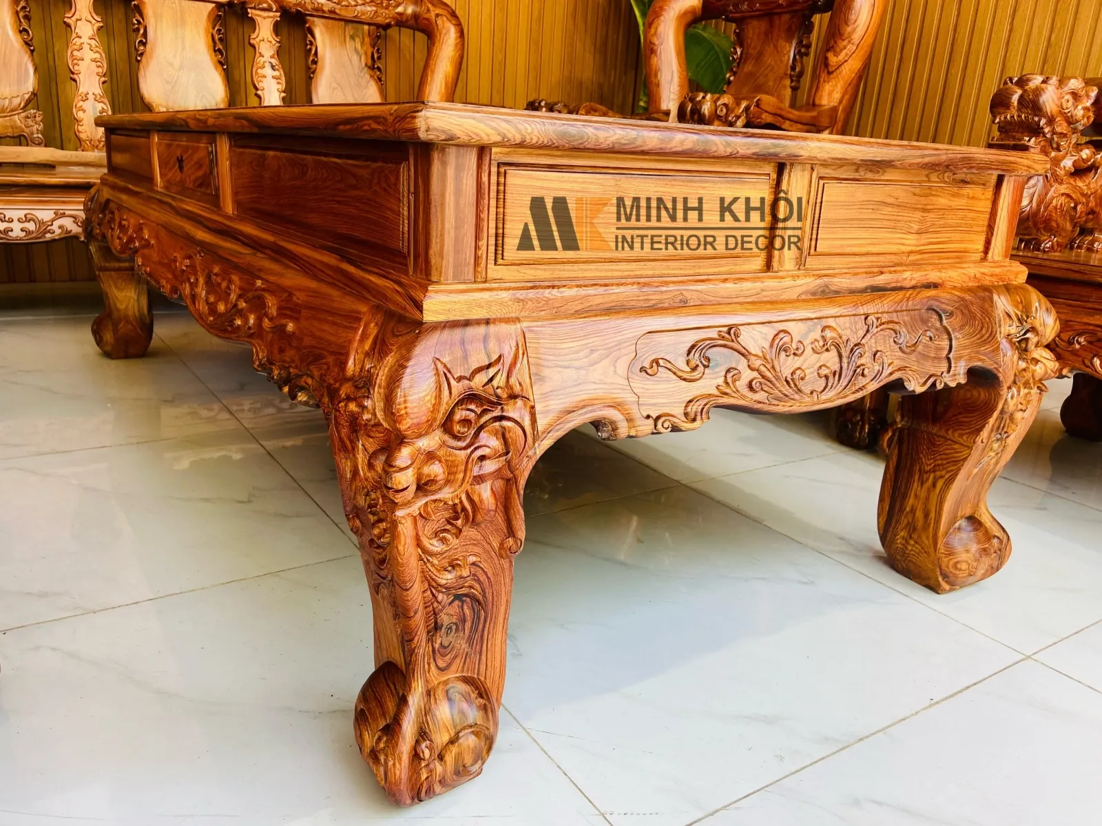 Chi tiết chạm Nghê trên bàn ghế gỗ Cẩm Lai